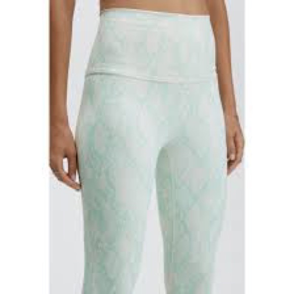 Fabletics Plus Size Define PH Ultra High-Waisted Leggings in Ice Cube Reptilia - Picture 2 of 5